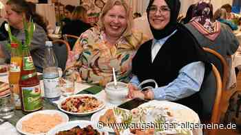 Muslime und Christen feiern in Augsburg gemeinsam Fastenbrechen