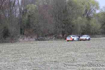 Landbouwer vindt levenloos lichaam van man langs veld in Aalst: politie start onderzoek