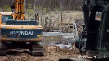 Versunkener Panzer in Litauen: Helfer saugen Schlamm ab, um vermisste US-Soldaten zu finden