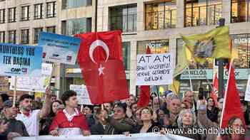 800 Menschen demonstrieren friedlich gegen Erdogan und für Demokratie