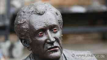 Lippenstift für Statue von Kultschauspieler: Unbekannter „schminkt“ Denkmal in Freising
