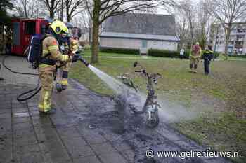 Scooter in brand gestoken in parkje