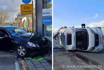 Zware botsing tussen twee voertuigen in Roeselare: camper kantelt op zij, wagen belandt in gevel
