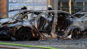 Sieben Teslas brennen vor Autohaus vollständig aus