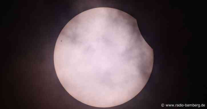 Vom Mond angeknabbert: Partielle Sonnenfinsternis begonnen