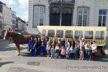 Kleuters met de huifkar naar het stadhuis