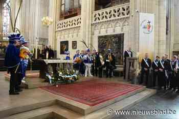 CARNAVAL HALLE. Bloemenhulde voor overleden carnavalisten: Carnaval Halle start met emotioneel moment