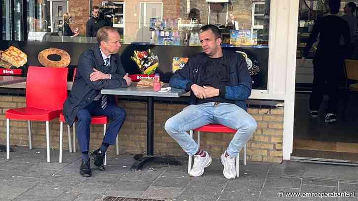 Burgemeester spreekt bewoners na schietpartij: 'Hij wil er voor ze zijn'