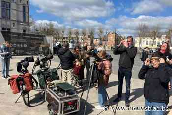 Luisteren en kijken naar gedeeltelijke zonsverduistering
