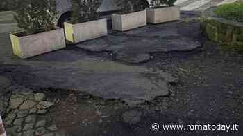 Circo Massimo, il marciapiede dissestato nel rimpallo di competenze tra Comune e municipio