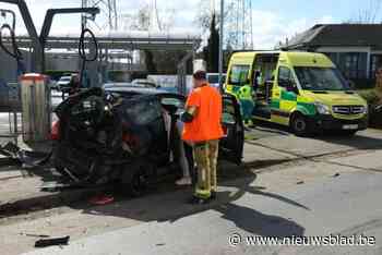 Landbouwtrekker wordt onbestuurbaar en knalt tegen gloednieuwe auto: “Had de wagen pas één dag geleden gekocht”
