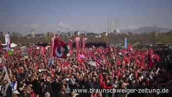 Hunderttausende demonstrieren in Istanbul gegen Erdogan