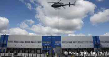 ‘Hoe moet ik in vredesnaam 42.000 vierkante meter aan dak herstellen?’ Nou, gewoon met een helikopter