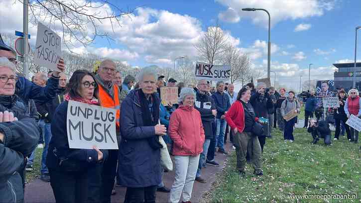 Tientallen mensen demonstreren bij Tesla-dealer tegen Musk