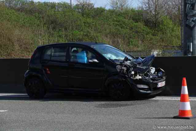 Jonge bestuurster rijdt achteraan in op vrachtwagen