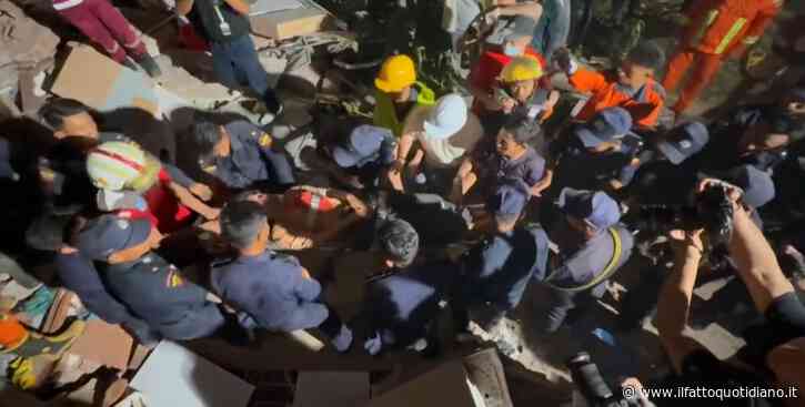 Terremoto in Myanmar, donna estratta viva da un condominio crollato a Mandalay 30 ore dopo il sisma – Video