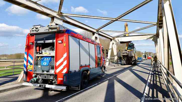 Graafmachine rijdt tegen brug, N264 aan beide kanten dicht