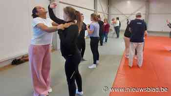 Cursus zelfverdediging maakt mensen weerbaarder: “We kunnen nu beter reageren als we lastiggevallen worden”