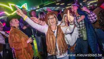 12.000 cowboys en -girls galopperen Trixxo Arena binnen tijdens Het Schlagerfestival