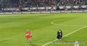 Wedstrijdbal NEC gebracht door een ‘hond’: twee robots op de middenstip