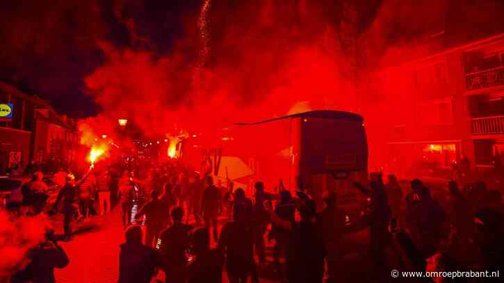 Lucht boven Eindhoven kleurt rood, PSV-fans steunen hun club voor topper