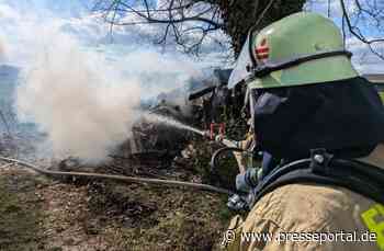 FW-KLE: Brand eines Holzstoßes - Übergreifen auf Scheune konnte verhindert werden