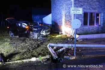 Bestuurder Porsche mist bocht en crasht tegen verlichtingspaal en gevel woning