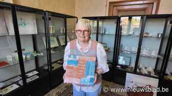 Maria toont in heemmuseum dat kalligrafie niet alleen 'schoon schrijven met inkt' is