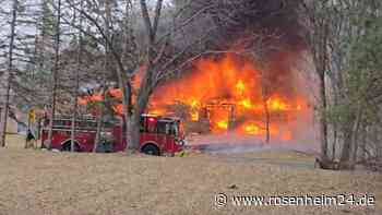 US-Geschäftsflieger stürzt über Wohnviertel ab – Haus geht in Flammen auf