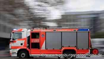 Gebäudebrand nördlich von Ulm: Feuerwehr und Rettungshubschrauber im Einsatz
