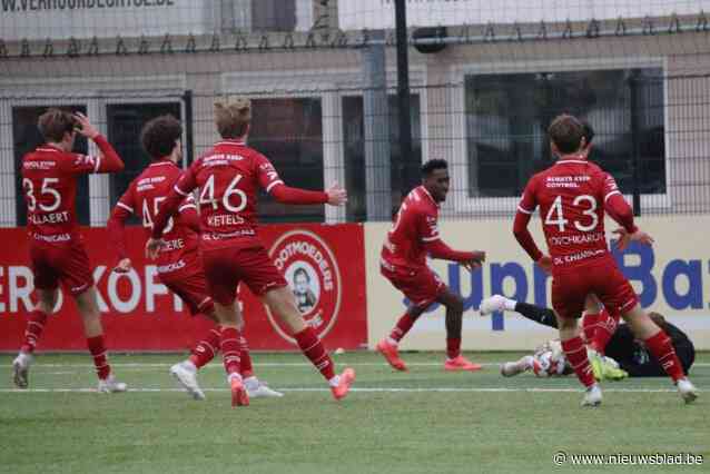 Jonge Ivoriaan van Jong Essevee zakt in mekaar na pijn in de borststreek