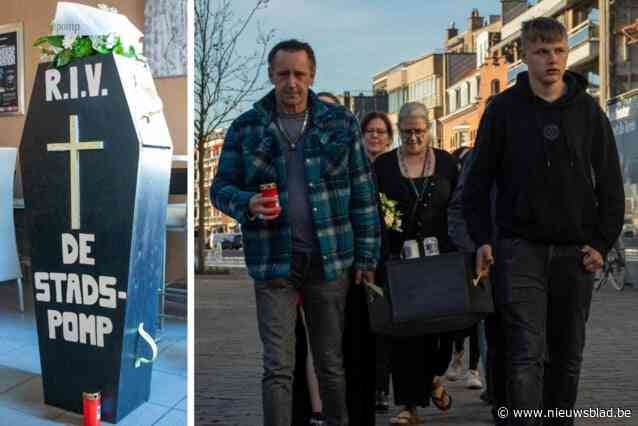 Stamgasten nemen met rouwstoet afscheid van café dat moet wijken voor appartementsblok: “We waren hier één grote familie”