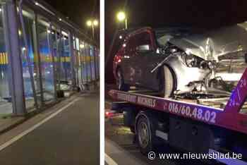 Dronken bestuurder crasht in nieuwe halte-infrastructuur De Lijn