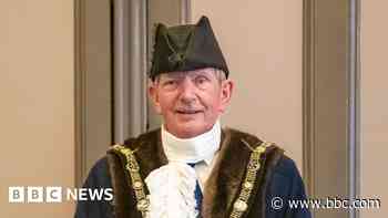 Tributes paid after town's mayor dies from illness