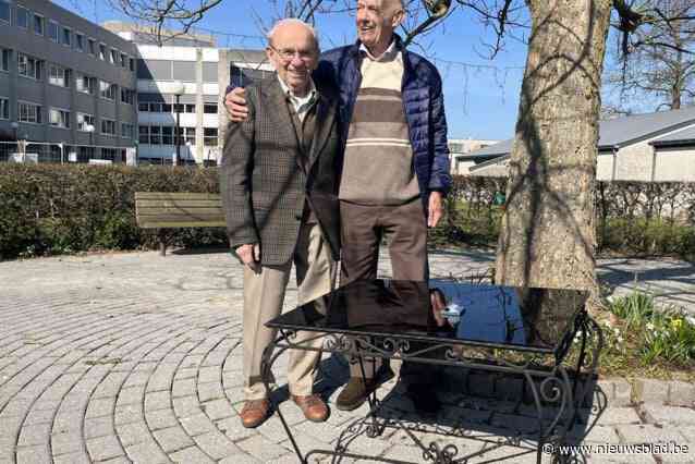 Meer dan 60 jaar hield hij het bij, maar nu schenkt Staf (90) tafeltje terug aan oud-leerling: “Het was zijn eerste werkstuk”