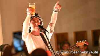 Warum Sänger Oimara halbnackt in einem Restaurant kochte - und eine andere skurrile Wette