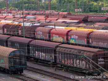 Esce dalla discoteca e sale sul tetto di un treno merci: 19enne muore fulminato