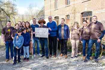 Wandelclub Goededoelstappers schenkt meer dan 27.000 euro aan stichting Stop Darmkanker