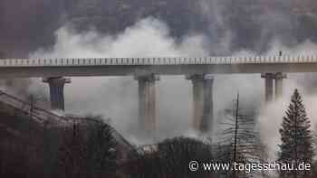Nordrhein-Westfalen: Brücke "Landeskroner Weiher" an A45 gesprengt