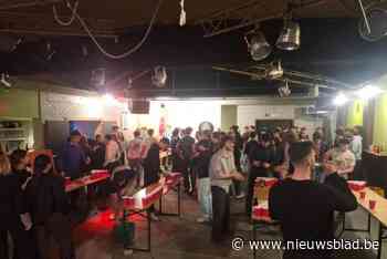 Vlaams kampioenschap beerpong lokt volle zaal: “Sommige deelnemers trainen hier zelfs voor”