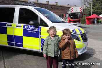 Hulpdiensten houden fotoshoot voor kinderen: “Politiemotor valt het meest in de smaak”