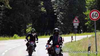„In Kurve ausgerutscht“: Motorrad-Unfall am Samerberg – Was bisher bekannt ist