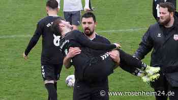 Verletzungsschock in Oberteisendorf: Waldkraiburger Diakourakis muss vom Feld getragen werden