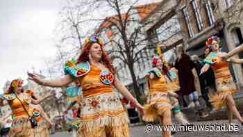 Carnavalstoet trekt door Mechelse binnenstad: “Dansen, verkleden en veel snoep, voor de kinderen is het geweldig”