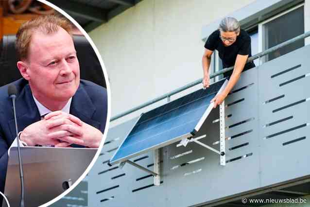 “Zomaar een zonnepaneel aan je balkon hangen, dat zal niet gaan”: stad wil geen nieuwe wildgroei zoals met schotelantennes