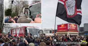 Francesco Farioli spreekt uitzinnige Ajax-fans toe: ‘Nog zeven wedstrijden!’