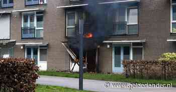 Gevel zwartgeblakerd na felle brand in wooncomplex