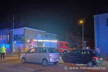 Opel knalt tegen geparkeerde wagen