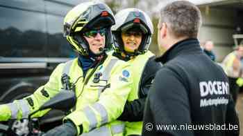 Jinnih Beels volgt opfrissingsles op de motor: "Na de winter is bijscholing nodig”