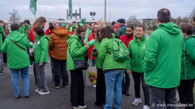 Mechelse stakingskaravaan houdt halt bij drie bedrijven: “Uiten ongenoegen naar politiek, maar ook naar werkgevers”
